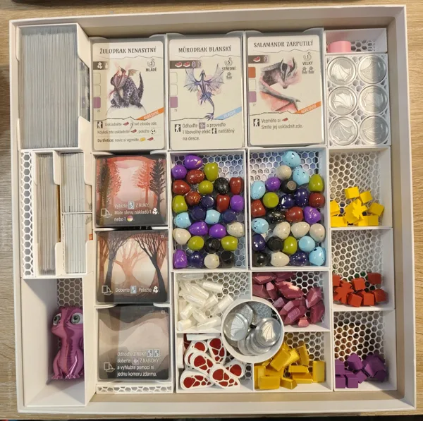 Wyrmspan + Dragon Academy insert (sleeved cards), Na křídlech draků + Ohnivá akademie insert (obalené karty)