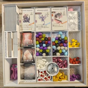 Wyrmspan + Dragon Academy insert (sleeved cards), Na křídlech draků + Ohnivá akademie insert (obalené karty)