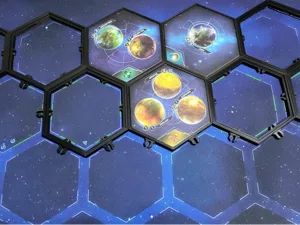 Twilight Imperium Hexagon mit Klips auf A1 mini