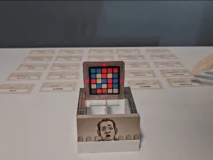 Card organizer for Codenames game (for spymasters)