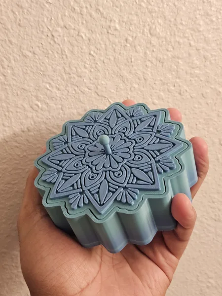 Mandala Box with reinforced knob on the lid