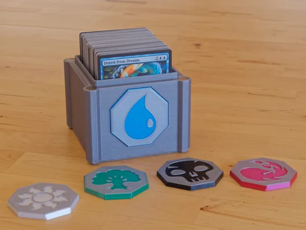 Basic deck box with customisable swappable badges