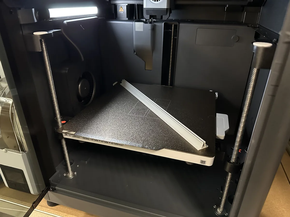 Filament type card display stand (320mm wide)