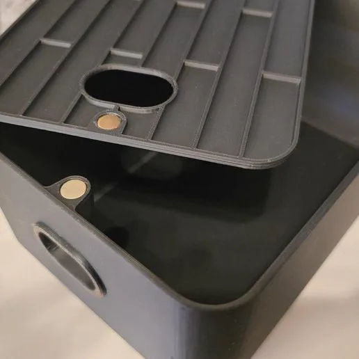 Storage box with magnetic lid