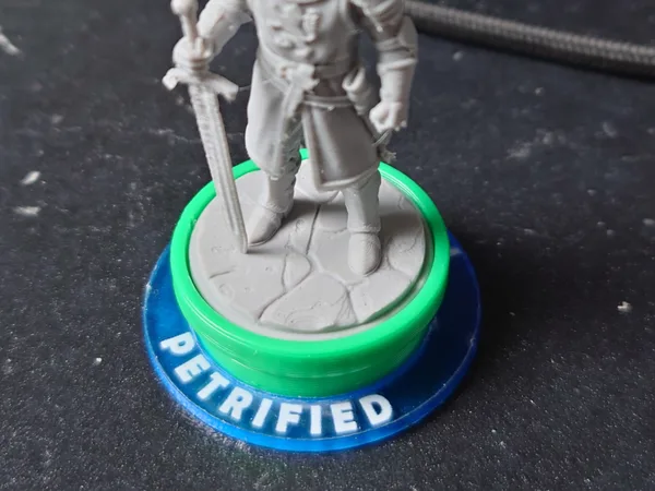 Support figurine et anneaux de statuts