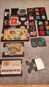 Creature Comforts (Die Tiere vom Ahorntal) with expansions board game insert