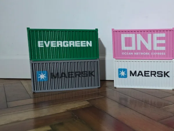 Contenedor de envio con logos ("EVERGREEN")