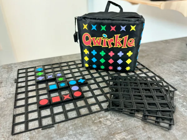 Qwirkle Travel tiles grid 