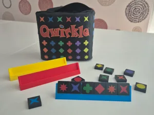Qwirkle game stand (Travel version)