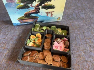 Bonsai tree shaped insert for Bonsai board game