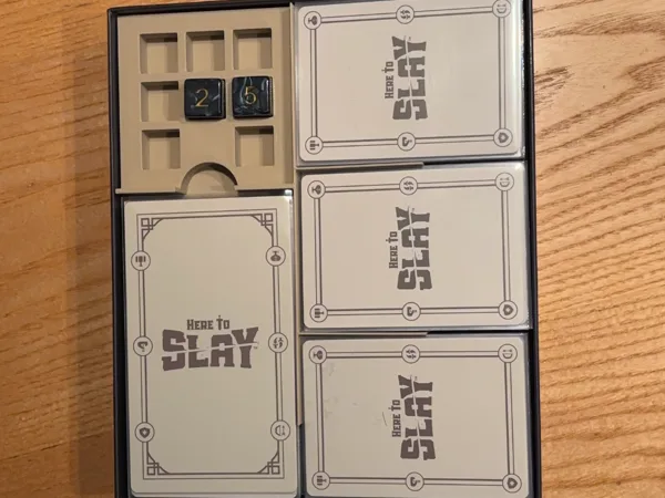 Here to slay Tray Ultrapro Sleeved cards + exp.
