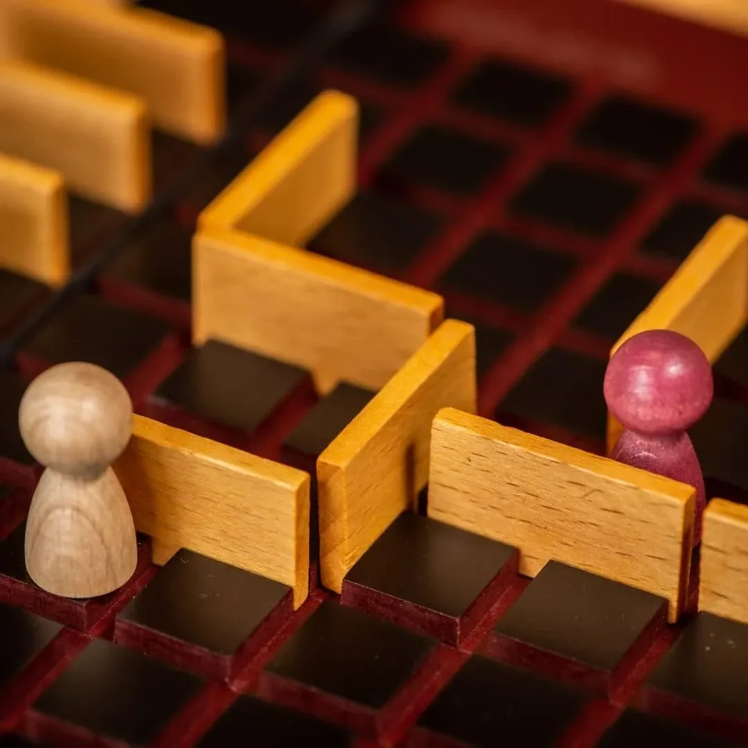 Quoridor strategy game