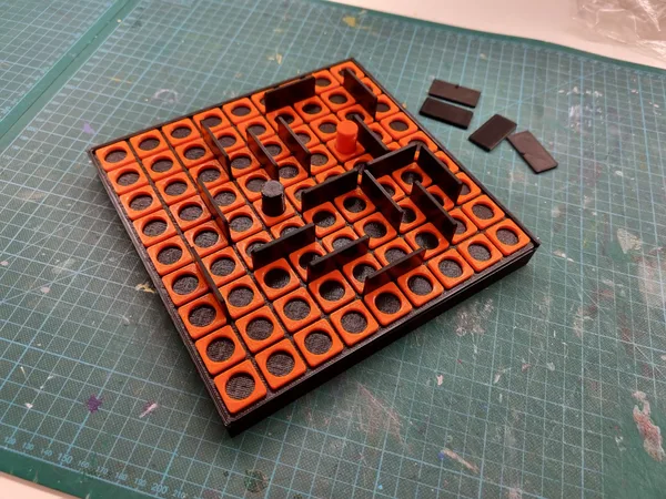 Quoridor board game with sliding box