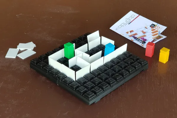 Quoridor board game travel version