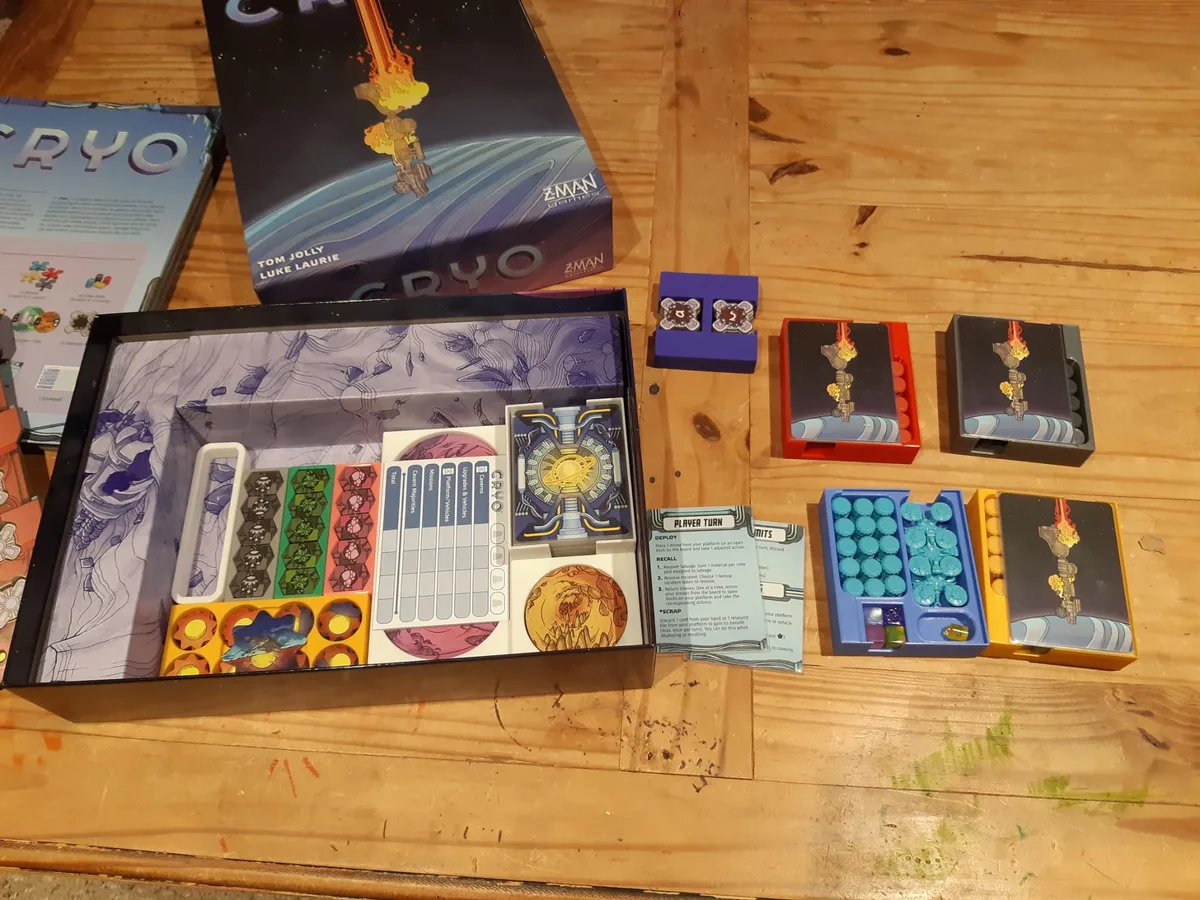 Cryo Board game organizer