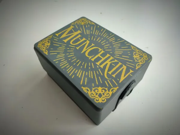 Munchkin adaptive deck box