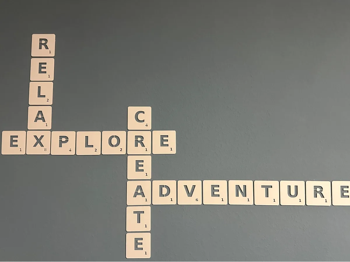 Scrabble Bustaben für die Wand