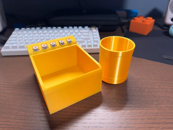 Yahtzee Playbox & Dice Cup