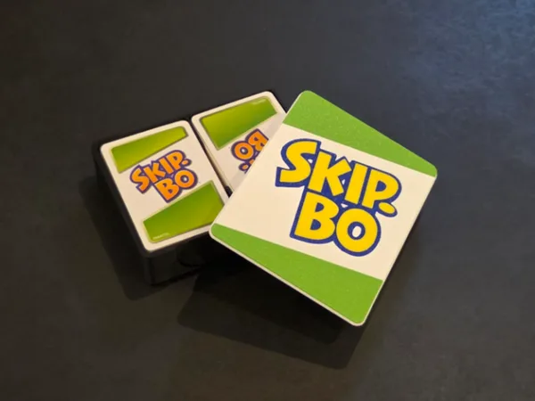 Spielkartenbox - "SKIP-BO"