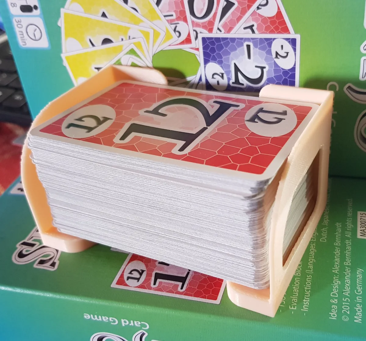 Skyjo card dispenser