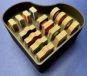Décorum tiles holder for heart-shaped insert