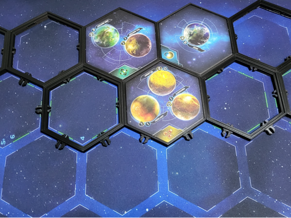 Twilight Imperium Hexagon mit Klips auf A1 mini